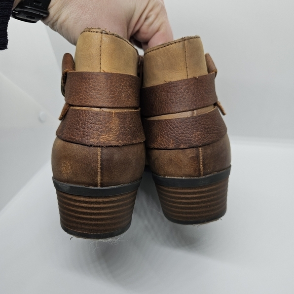 Clarks Addiy Cora tan nubuck ankle boots with decorative strap and buckle 8.5M - Picture 4 of 9